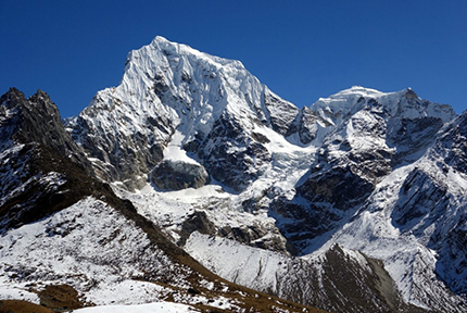 Cholatse Peak Climbing